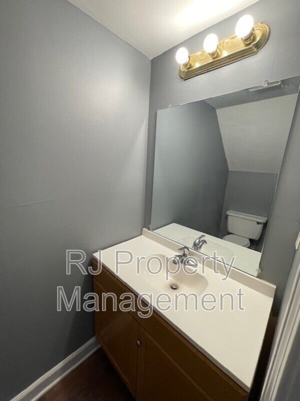 Building Photo - 5560 Blossom Ln