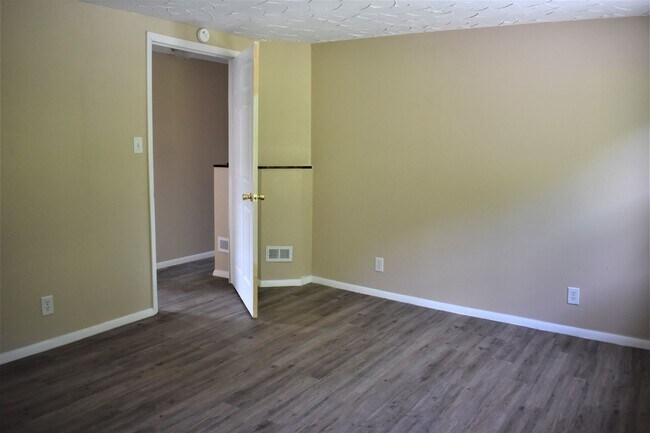 Building Photo - LEASE PENDING AS OF 05/06/2025: Lovely 3 b...