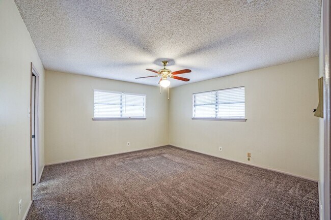 Building Photo - Thousand Oaks neighborhood! Over 1800 sqft!