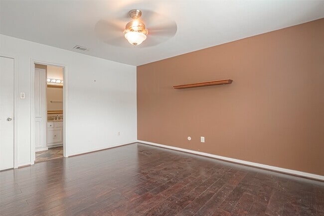 Building Photo - 10217 Longmont Dr