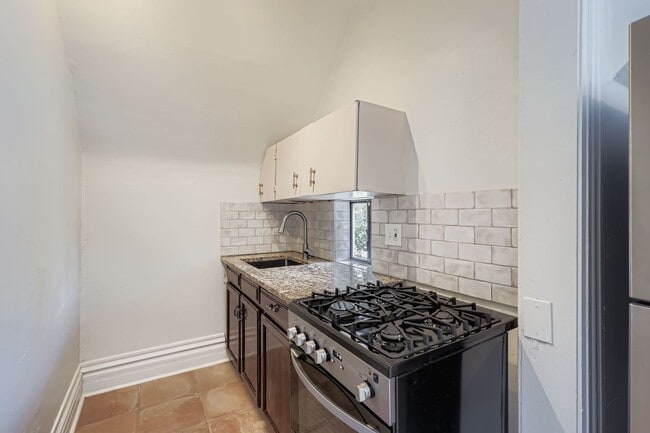 Building Photo - Charming Upper-Level 2 bed 1 bath Unit in ...