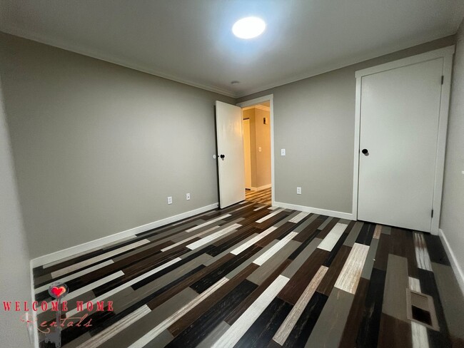 Building Photo - Remodeled rambler, no carpet, with HUGE fenced yard!!