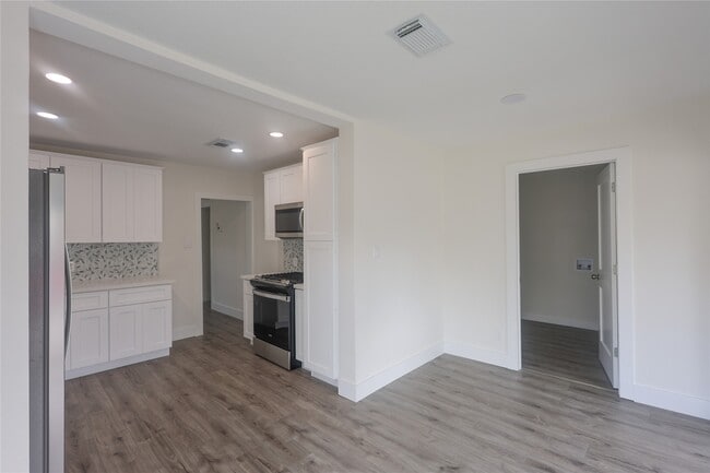 Building Photo - 602 Higgins St