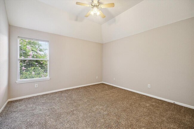Building Photo - 4422 Roundtree Ln