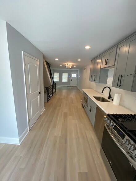 First floor kitchen - 1525 Manton St