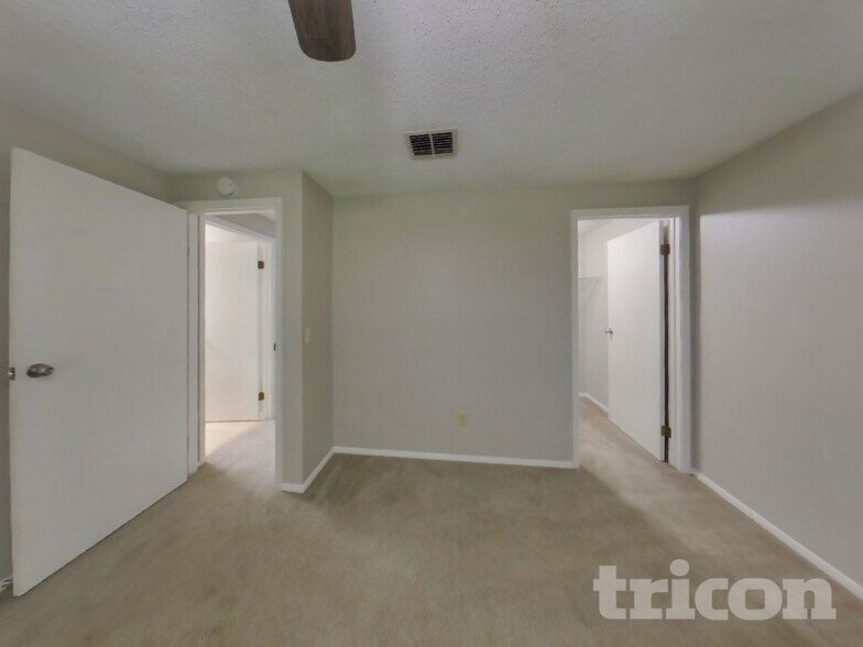 Building Photo - 8338 Knotts Landing Dr E