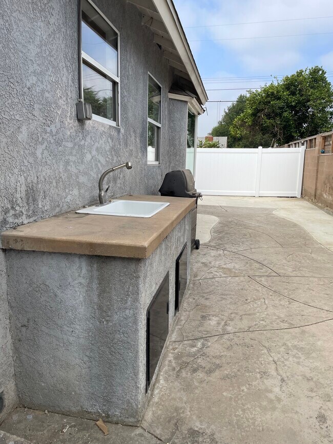 Building Photo - 10157 Swinton Ave