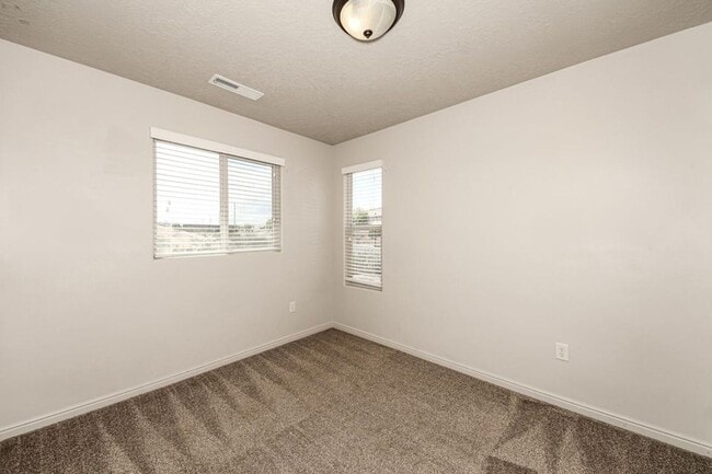 Building Photo - Beautiful Fossil Hills END UNIT!!