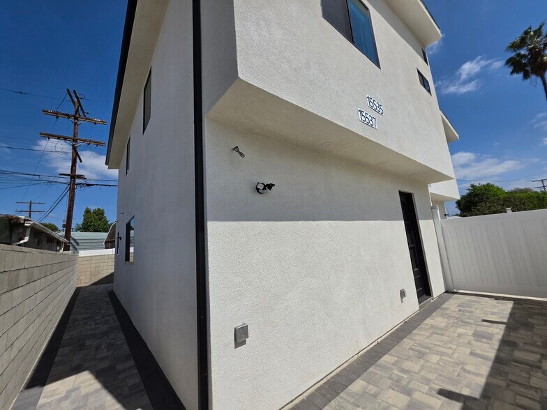 Building Photo - 15533 Tupper St