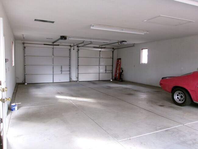 Building Photo - Beautiful 3 bedroom, 2 bath home w/4-car t...