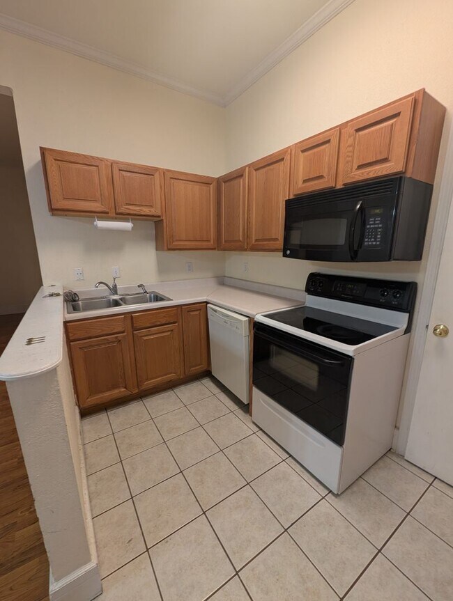 Building Photo - Huge 3 Bedroom/ 2 Bath Upstairs Apartment