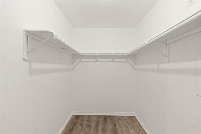 Building Photo - 4427 Village View Dr