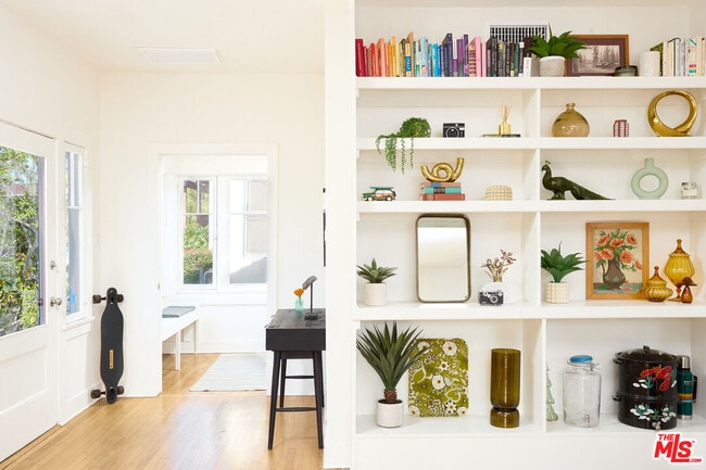 Building Photo - 818 Palms Blvd