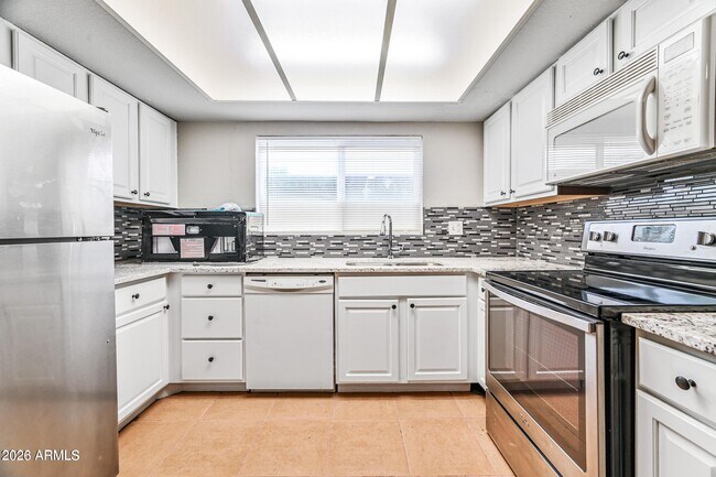 Building Photo - 1560 W Sahuaro Dr