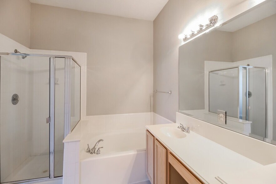 Building Photo - 828 Pinnacle Cir
