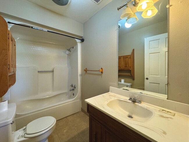 Building Photo - 2/1.5 1400sqft Townhouse with Water, Trash...