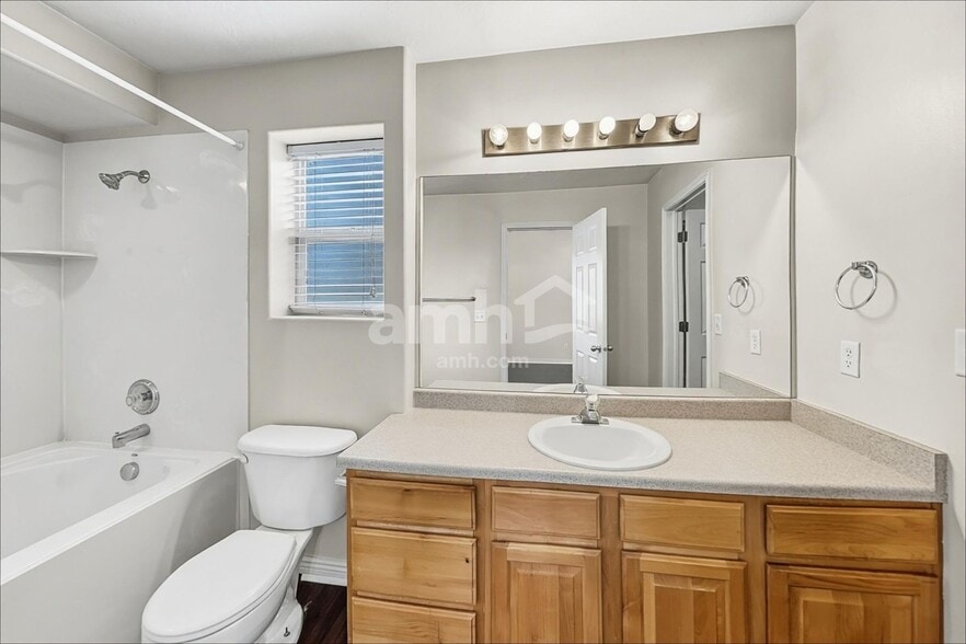 Building Photo - 2530 Cimmaron Dr