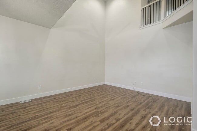 Building Photo - Beautiful New Townhome!