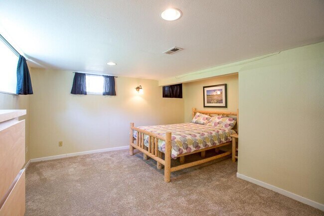 Building Photo - Charming Craftsman Just Steps from Manito Park!