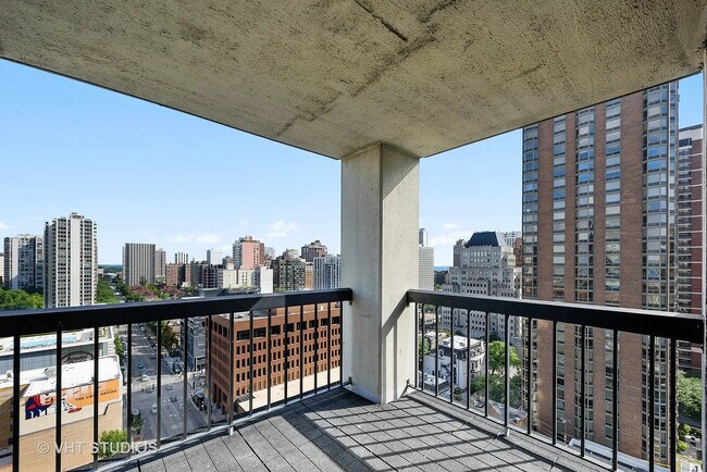 Building Photo - 1122 N Clark St