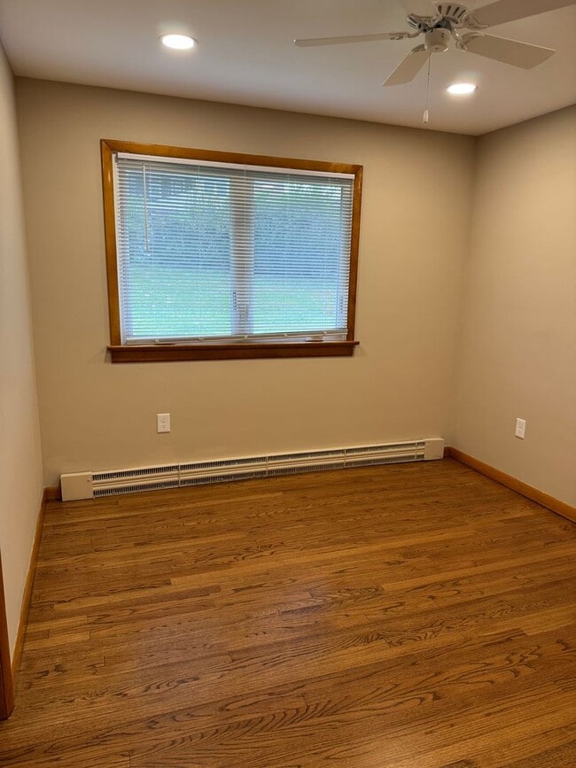 Building Photo - Stunning 3-bedroom, 3-bathroom single family home
