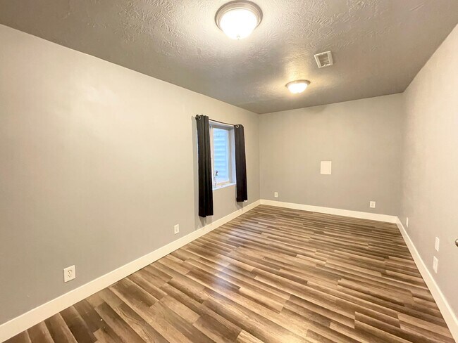 Building Photo - Great Riverton Home Now Available!