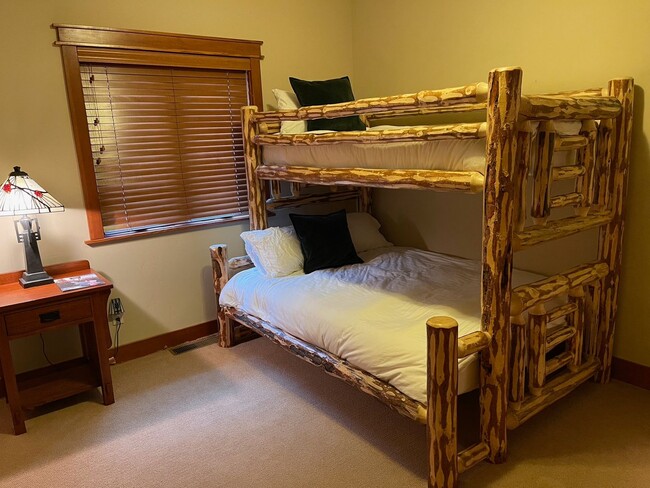 Building Photo - Luxury Mountain Residence — Premier 6-Month Winter Lease Near Canyon Lodge