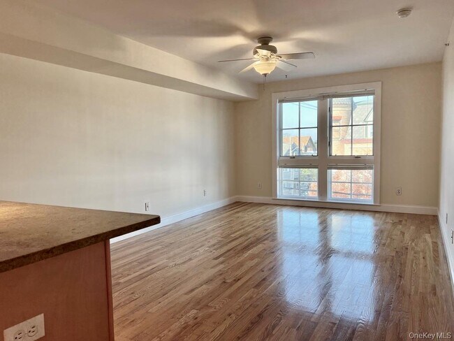 Building Photo - 2 E Main St