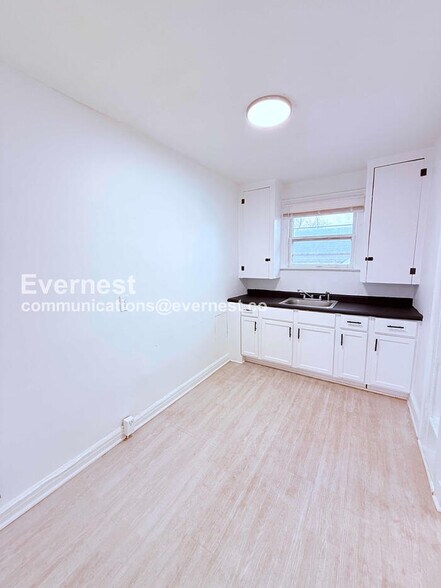 Building Photo - 15736 Steel St