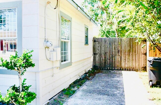 Building Photo - 1429 N Durham Dr