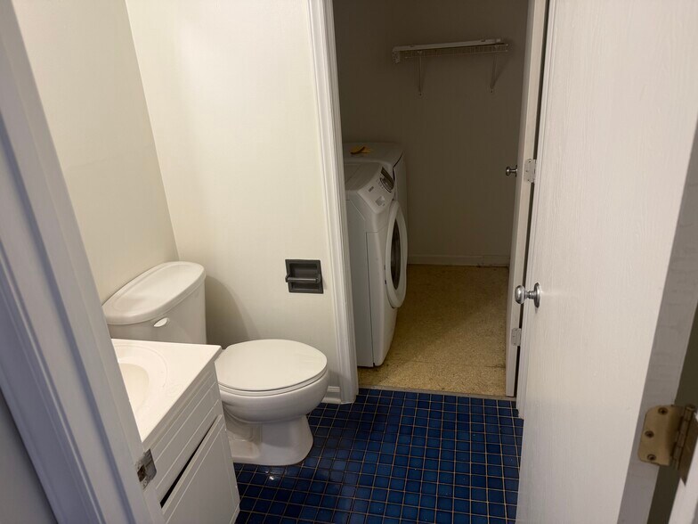 Building Photo - 7909 Lakehouse Ln