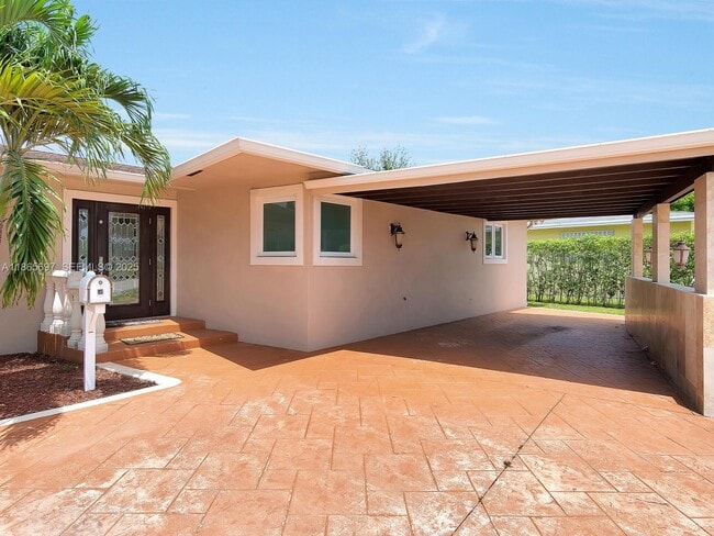 Building Photo - 3141 Hollywood Blvd