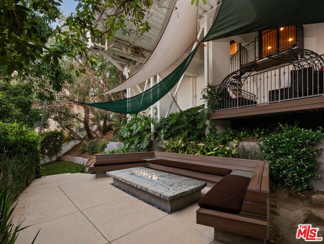 Building Photo - 2826 Las Alturas St