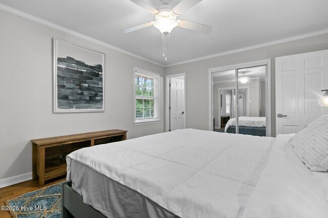 Building Photo - 450 Crestview Rd