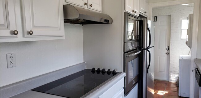 Building Photo - 410 Monroe Dr