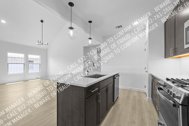 Building Photo - 2229 Maple Ridge Dr