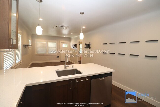 Building Photo - 2BR/1BA HOUSE w/ DRIVEWAY + GARAGE, WASHER...