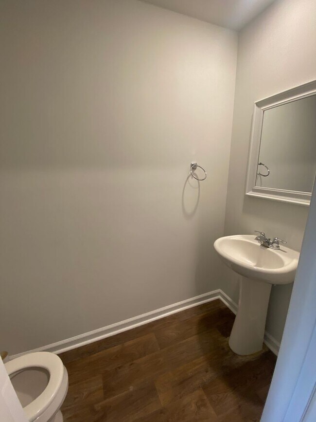 Building Photo - 3 bed 2.5 bath!