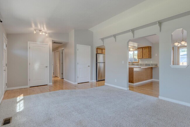 Building Photo - 10934 W Camas St