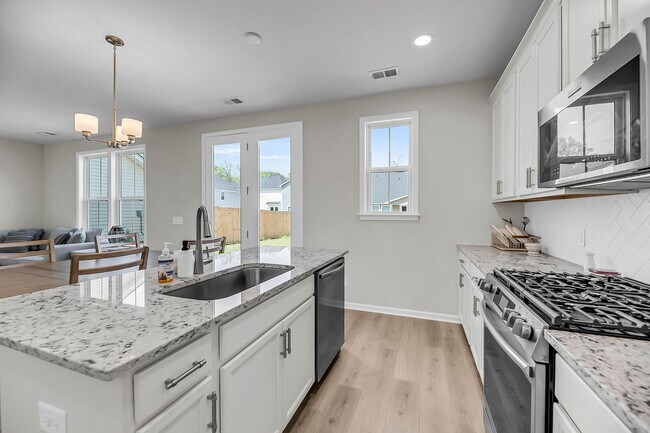 Building Photo - Beautiful 3 bedroom 2.5 bathroom two story home available in North Charleston!
