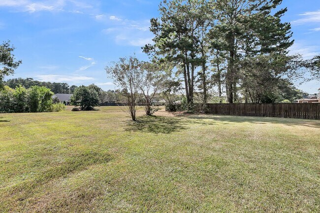 Building Photo - 8725 Evangeline Dr