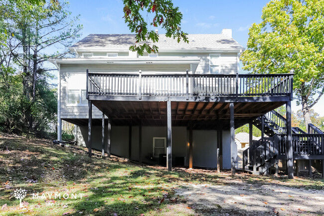 Building Photo - Stunning 3 Bedroom Home