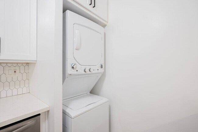 Building Photo - Newly Remodeled Ground Floor 1 Bed / 1 Bath Apartment in Prime West Hollywood