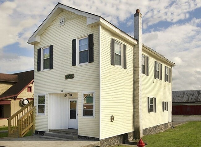 Primary Photo - 1025 Grove Ave