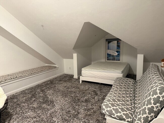 Building Photo - 176 Main St