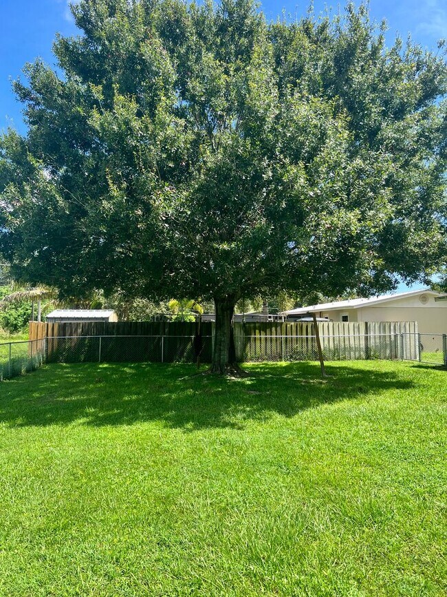 Building Photo - 3 BEDROOM, 2 BATH HOME IN THE HEART FORT P...