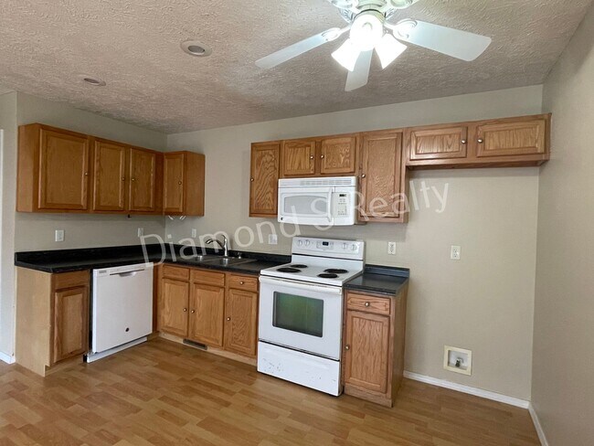 Building Photo - 3 Bedroom Duplex Available!