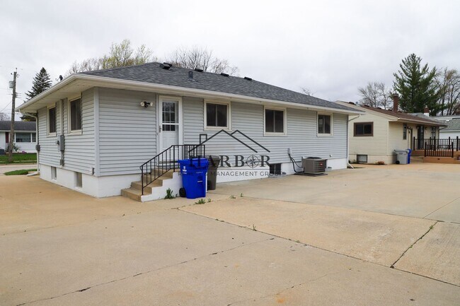 Building Photo - Single Family Home in SE Rochester Availab...