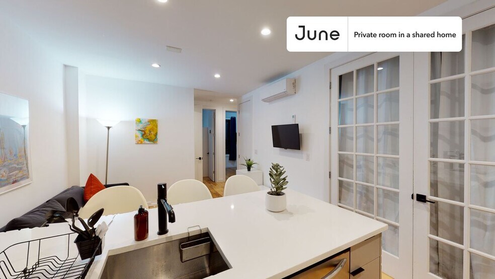 Building Photo - Room in Shared 4 bed/2 bath home in Ridgewood