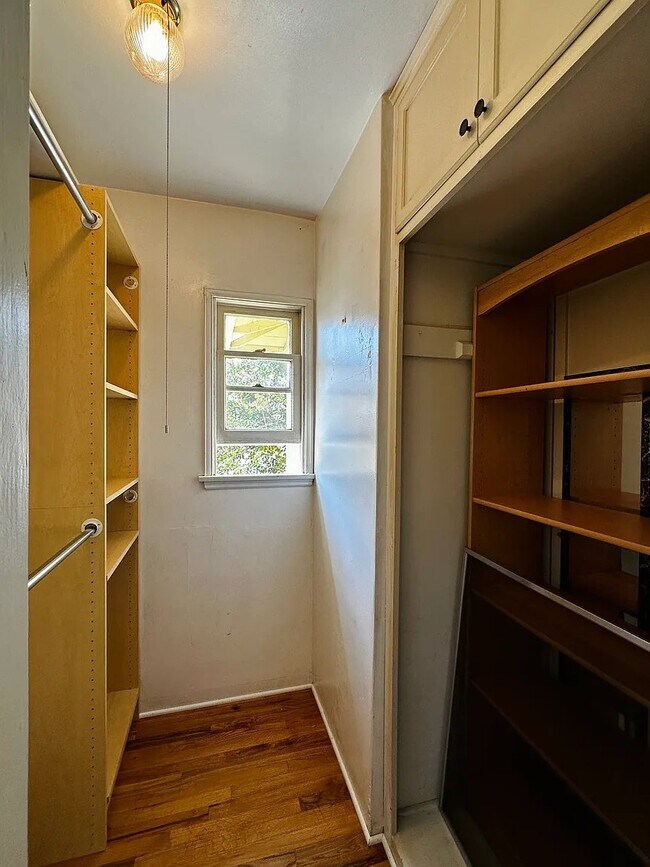 Building Photo - 507 E Maple St
